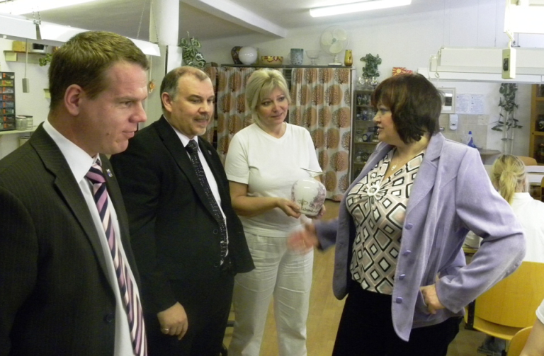 Radní diskutovali s ředitelko novoborské školy (vpravo).